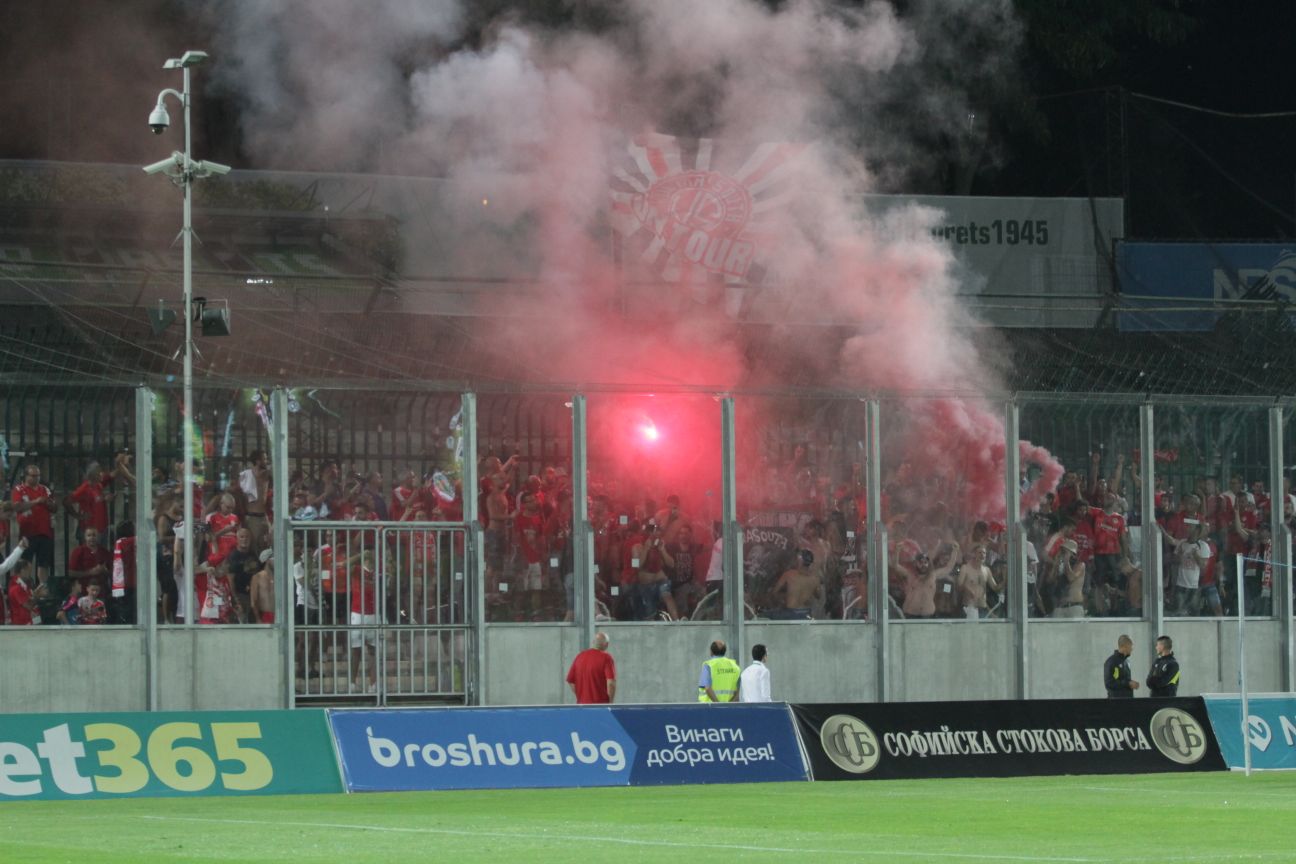 אוהדי באר שבע חוגגים את השער של גאדיר בבולגריה. הספיק לעלייה (צילום: בן בודה)